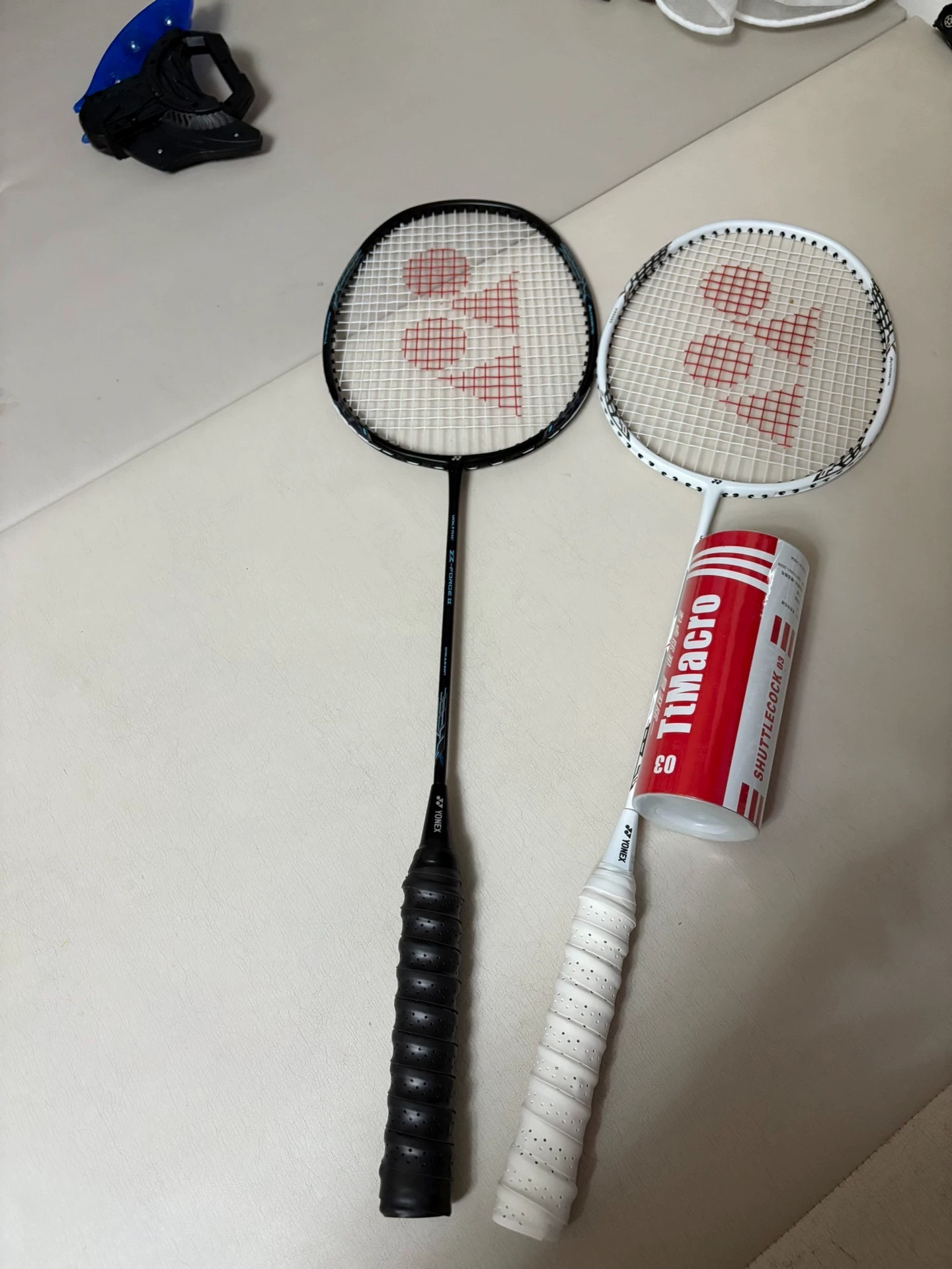 个人转让全新尤尼克斯超轻羽毛球拍 本人单位银行夏季运动会发的球拍，球拍是单位统一在体育用品店598一副购买的，一黑一白，球拍4u，全碳素，拉好线重量在83克左右